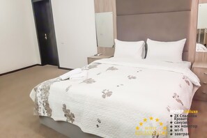 Habitación doble Deluxe | Cortinas blackout, insonorización y tabla de planchar con plancha 