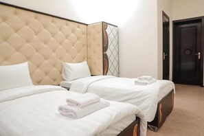 Habitación básica con 2 camas individuales | Cortinas blackout, insonorización y tabla de planchar con plancha 