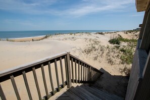 På stranden
