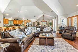 Fernseher, Kamin, Bücher