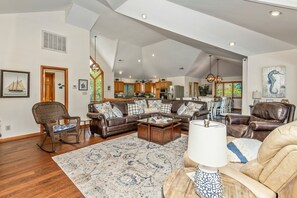 Télévision, cheminée, livres