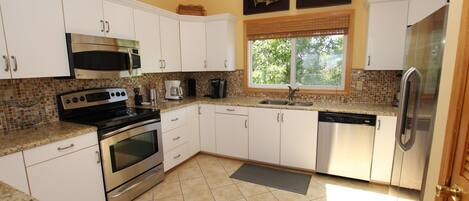 Køleskab, mikrobølgeovn, ovn, kogeplade