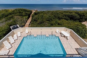 حمّام سباحة مُدفَّأ