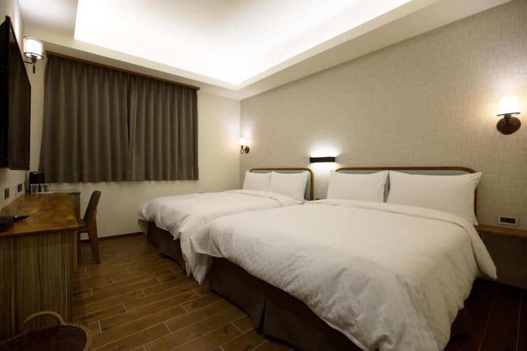 quadruple room | desk, blackout curtains, free wifi, bed sheets