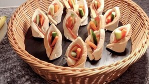 A basket of vegetable rolls on a countertop. - Yuan Hsiang Hotel (Yuli)
