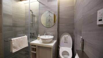 Quadruple Room | Bathroom shower