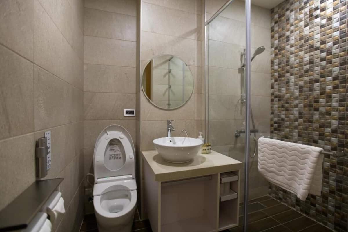 quadruple room | bathroom | free toiletries, hair dryer, slippers, bidet