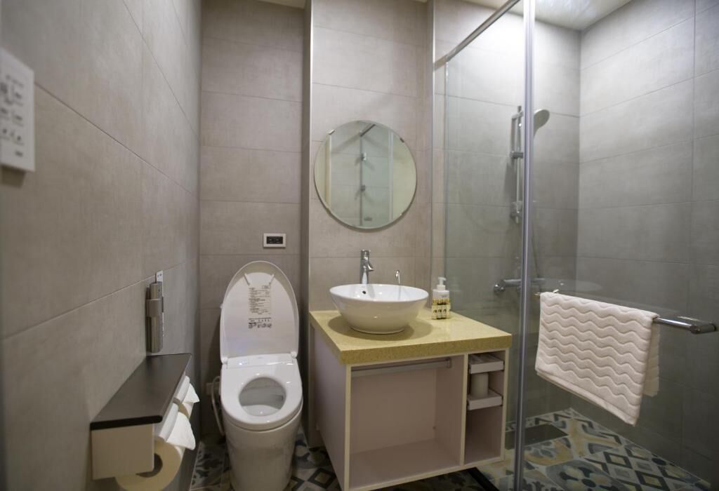 quadruple room | bathroom shower