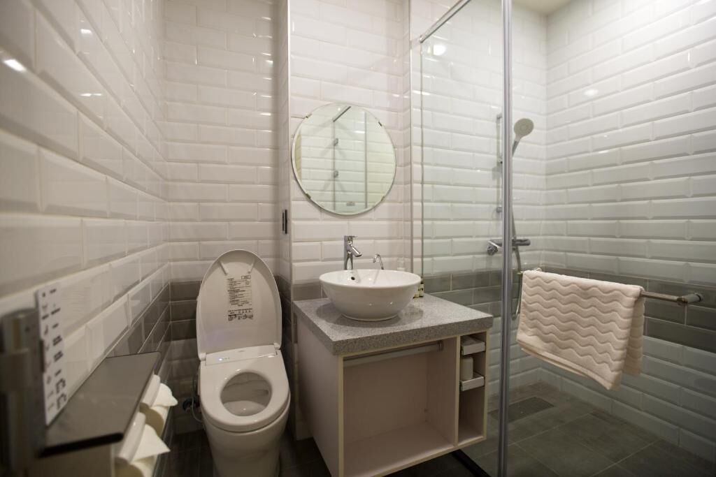 quadruple room | bathroom shower