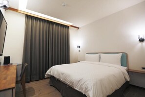 Escritorio, cortinas blackout, wifi gratis y ropa de cama 