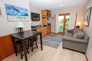 تلفزيون، مدفأة، ستيريو