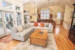 TV, peis, DVD-spiller og stereoanlegg