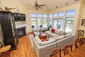 TV, peis, DVD-spiller og stereoanlegg