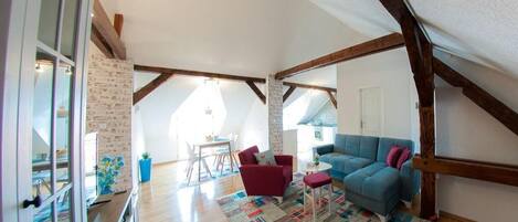 Televisor de pantalla plana, llar de foc i llibres