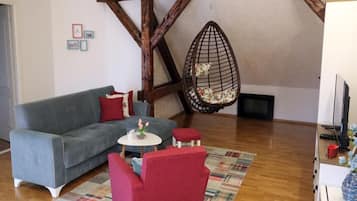 Flachbildfernseher, Kamin, Bücher