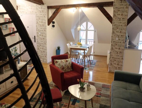 Flat-screen TV, fireplace, books