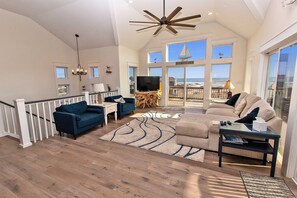 TV - Semi-Oceanfront, Wild Horses, Hot Tub, Ocean Views! 4x2000, Sandfiddler Inn (Corolla)