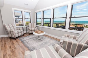 Téléviseur à écran plat, livres