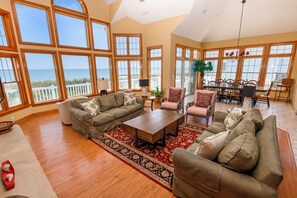 Een televisie, een open haard, tafelvoetbal en een stereo