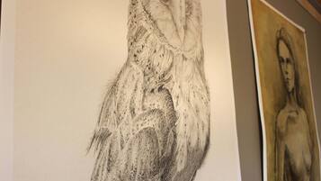 Un dessin détaillé d’une chouette sur un mur.
