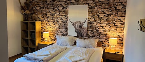 Chambre de base double | Literie de qualité, décor unique, ameublement unique