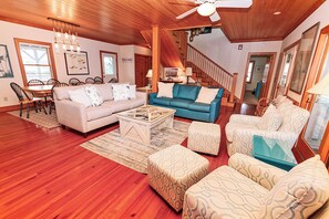 Televisión, chimenea, Hulu y servicios de streaming 