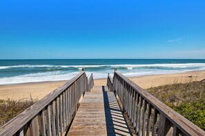 On the beach - OCEANFRONT, Ocean Views, ELEVATOR, Private Beach Walkway, BB14, Heart Of Duck (Duck)