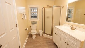 Shower, towels - OCEANFRONT, Ocean Views, ELEVATOR, Private Beach Walkway, BB14, Heart Of Duck (Duck)