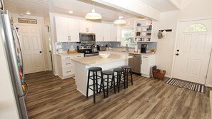 Fridge, microwave, oven, stovetop - Soundfront, Sound Views, Sun Decks, Private Pier, SA1, Windstar (Duck)