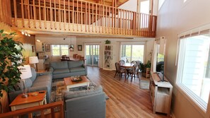 Télévision, lecteur de DVD, baby-foot, vidéothèque