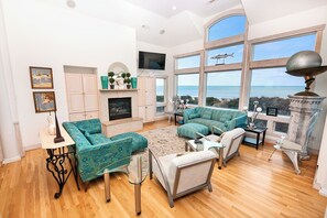 TV, peis, DVD-spiller og stereoanlegg