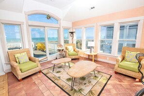 TV, peis, DVD-spiller og stereoanlegg