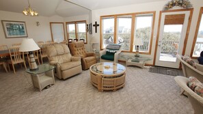 Fernseher, Kamin, Bücher, Stereoanlage