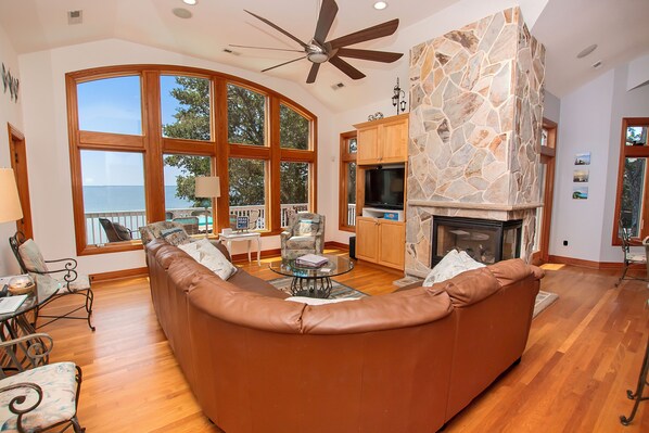 TV, fireplace