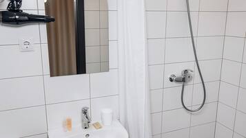 Standard enkelrum | Badrum | Dusch, gratis toalettartiklar, hårtork och handdukar