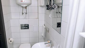 Superior Double or Twin Room | Bathroom | Shower, free toiletries, hair dryer, towels
