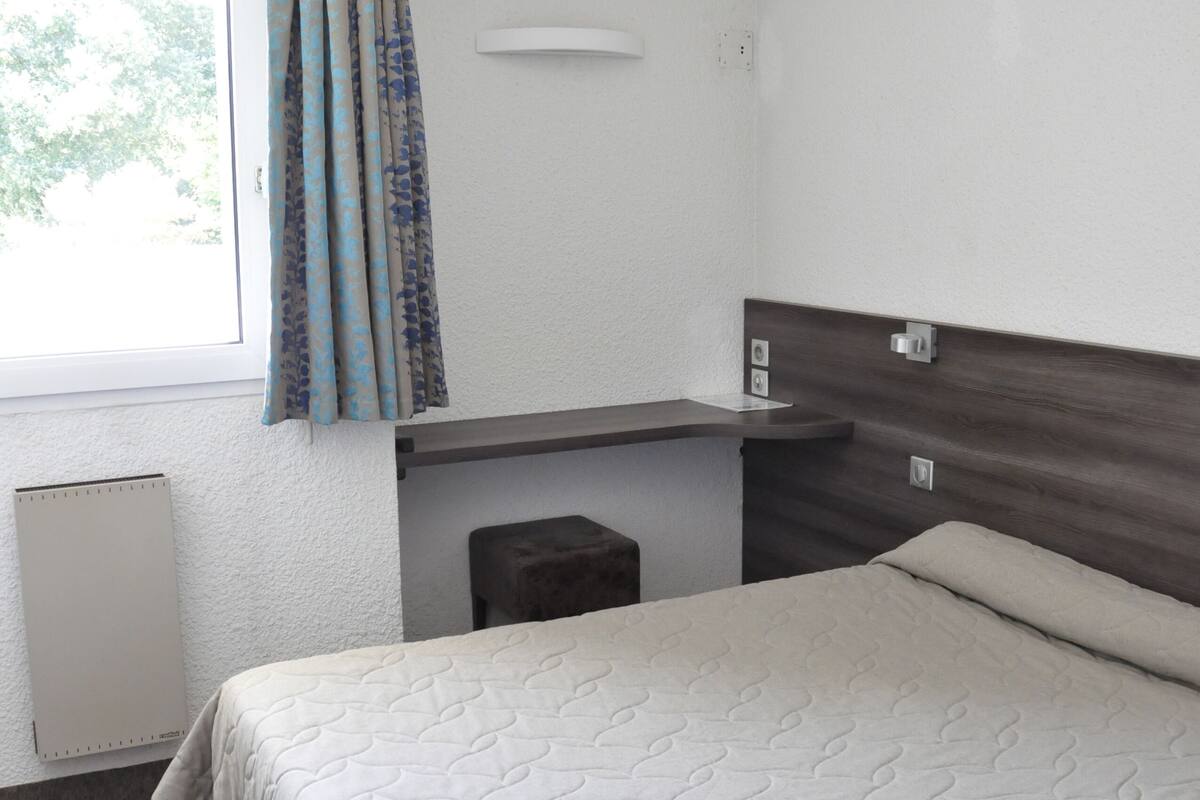 1 bedroom, desk, blackout curtains, cots/infant beds