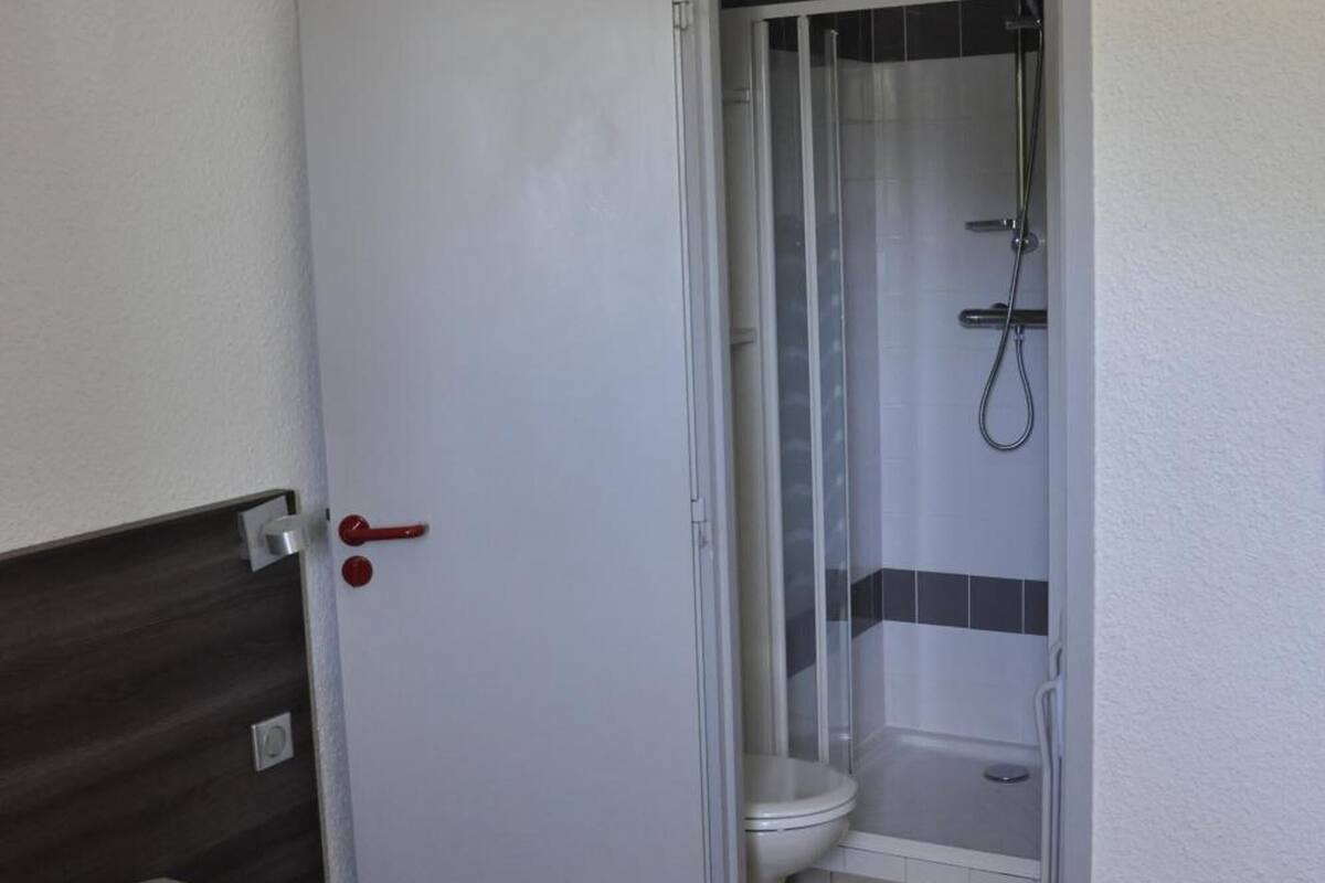 1 bedroom, desk, blackout curtains, cots/infant beds