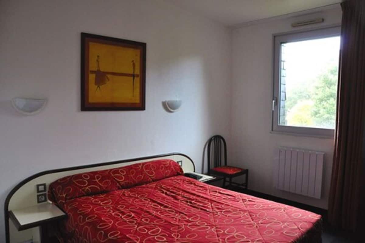 1 bedroom, desk, blackout curtains, cots/infant beds