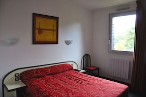Desk, blackout curtains, cots/infant beds, free WiFi