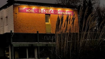 Una scrivania, tende oscuranti, culle/letti per bambini (a pagamento)