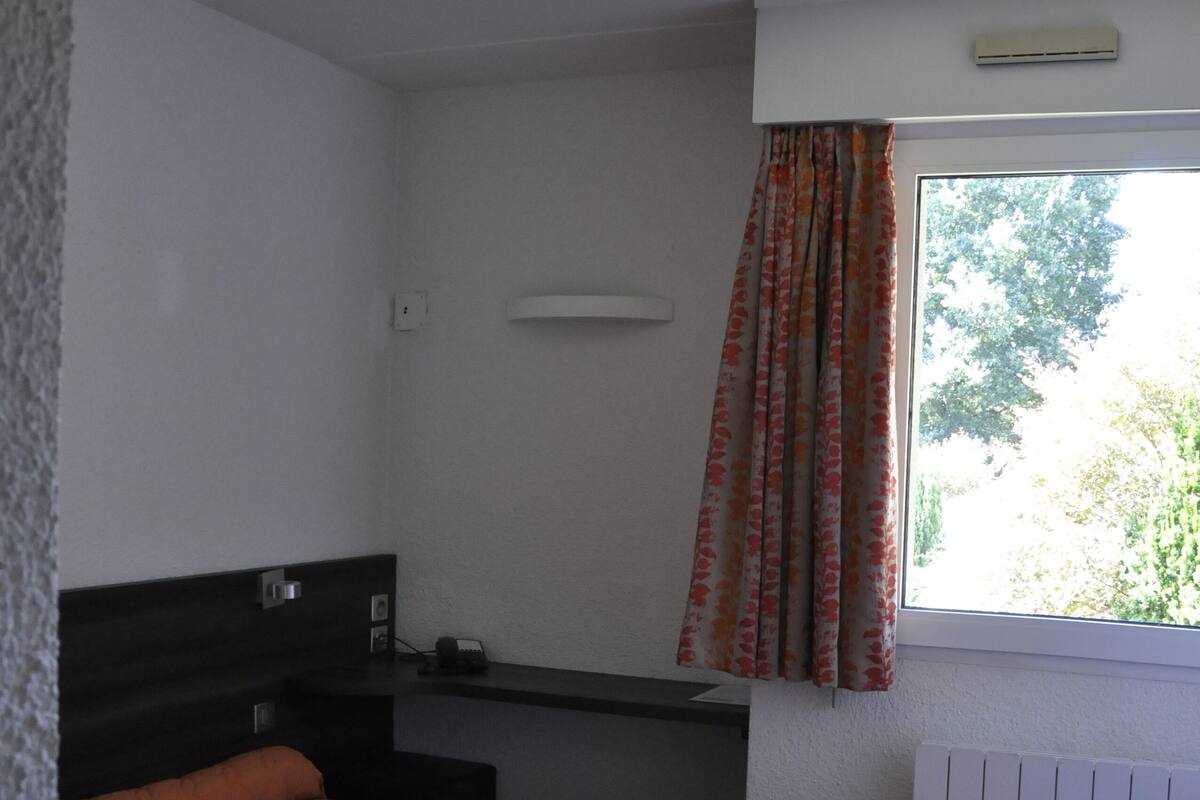 1 bedroom, desk, blackout curtains, cots/infant beds