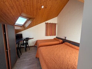 Desk, blackout drapes, cribs/infant beds, free WiFi - Henri 4 (Rostrenen)