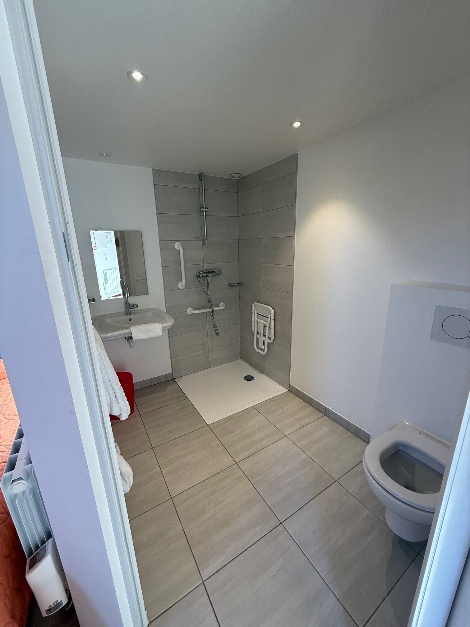 Douche, articles de toilette gratuits, serviettes fournies