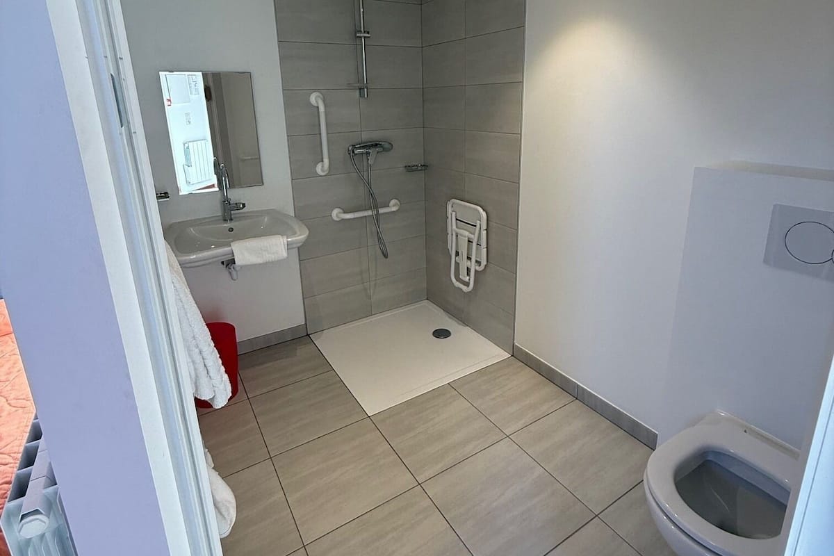 Douche, articles de toilette gratuits, serviettes fournies