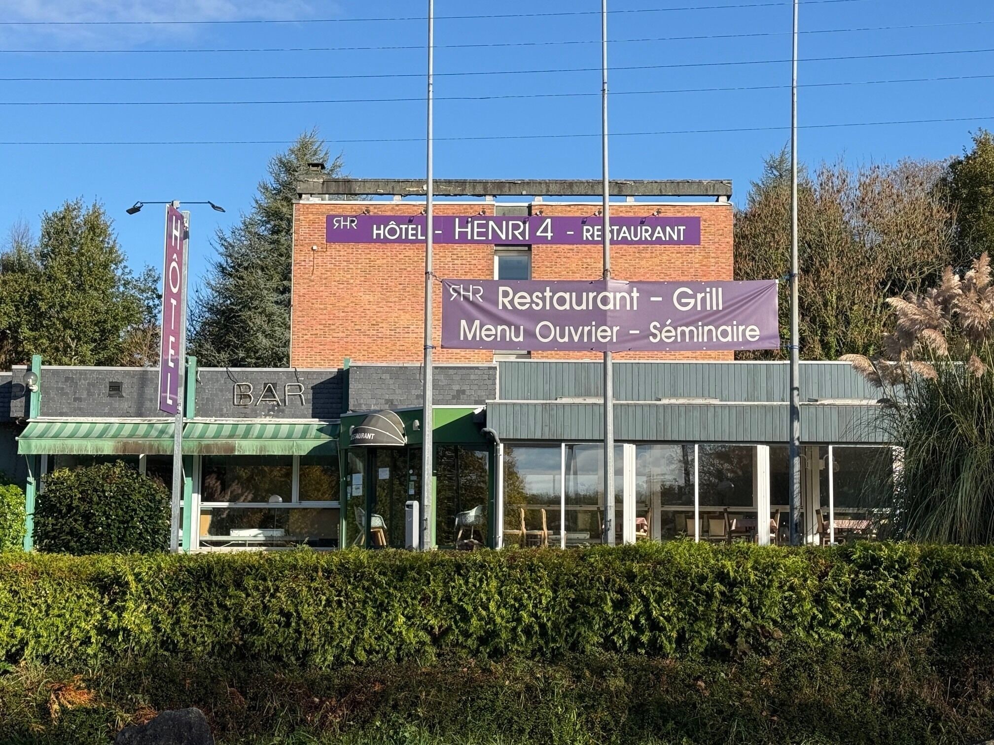 A building with a sign for 'Hotel Henri 4 - Restaurant'.