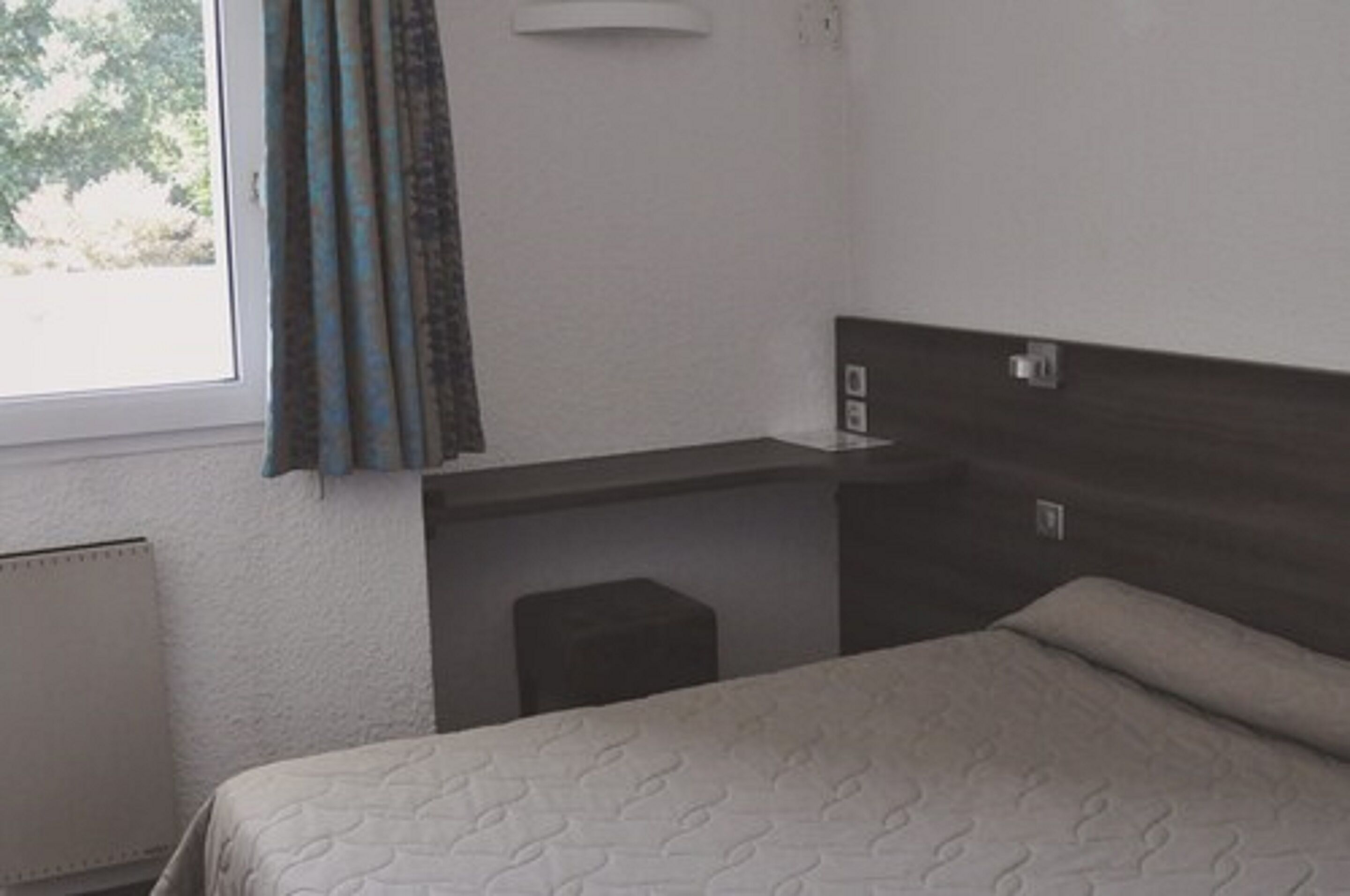 1 bedroom, desk, blackout curtains, cots/infant beds