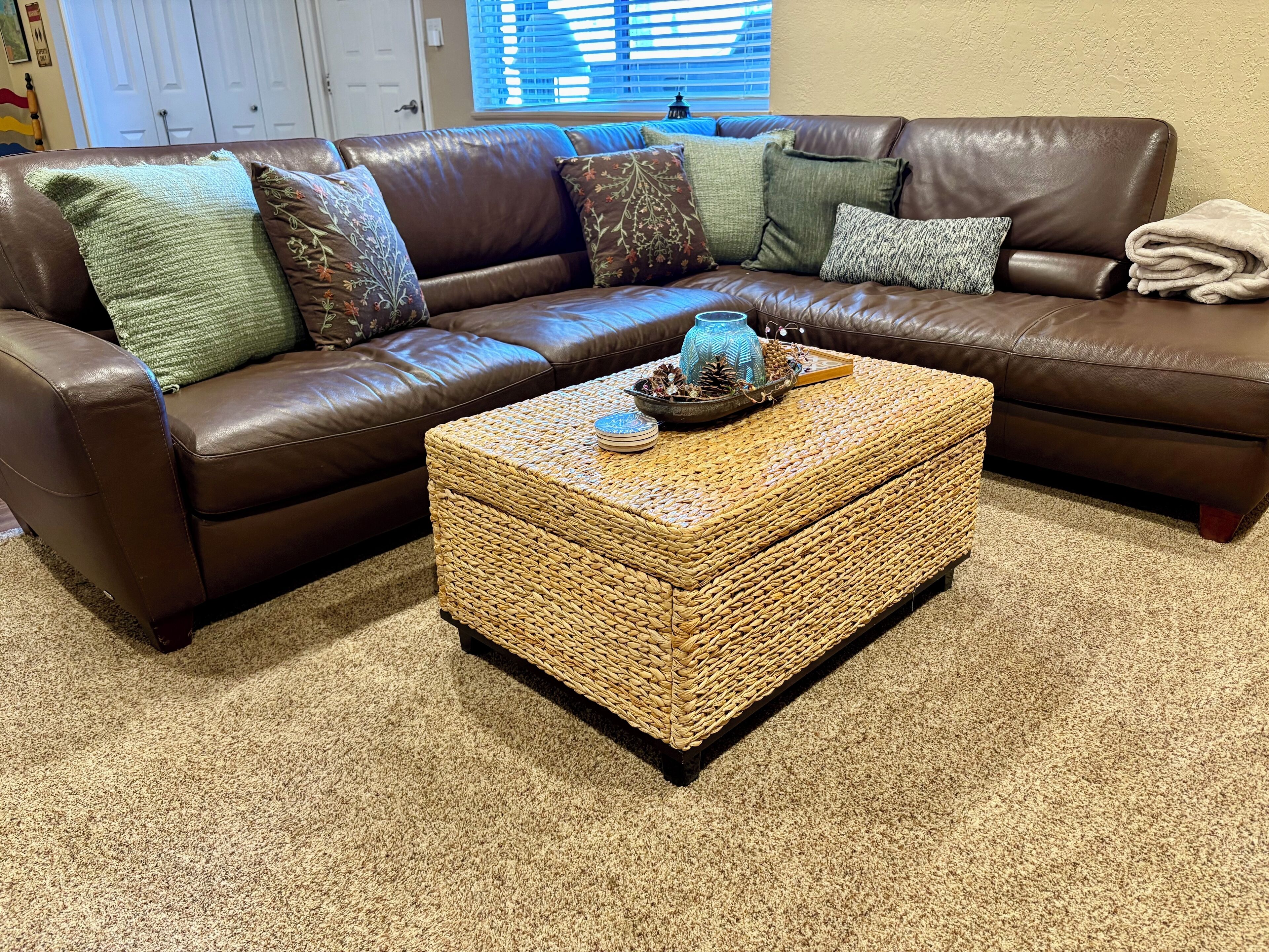 Smart TV, chimenea, reproductor de DVD y tenis de mesa 