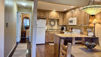 Jääkaappi, mikroaaltouuni, uuni, liesi