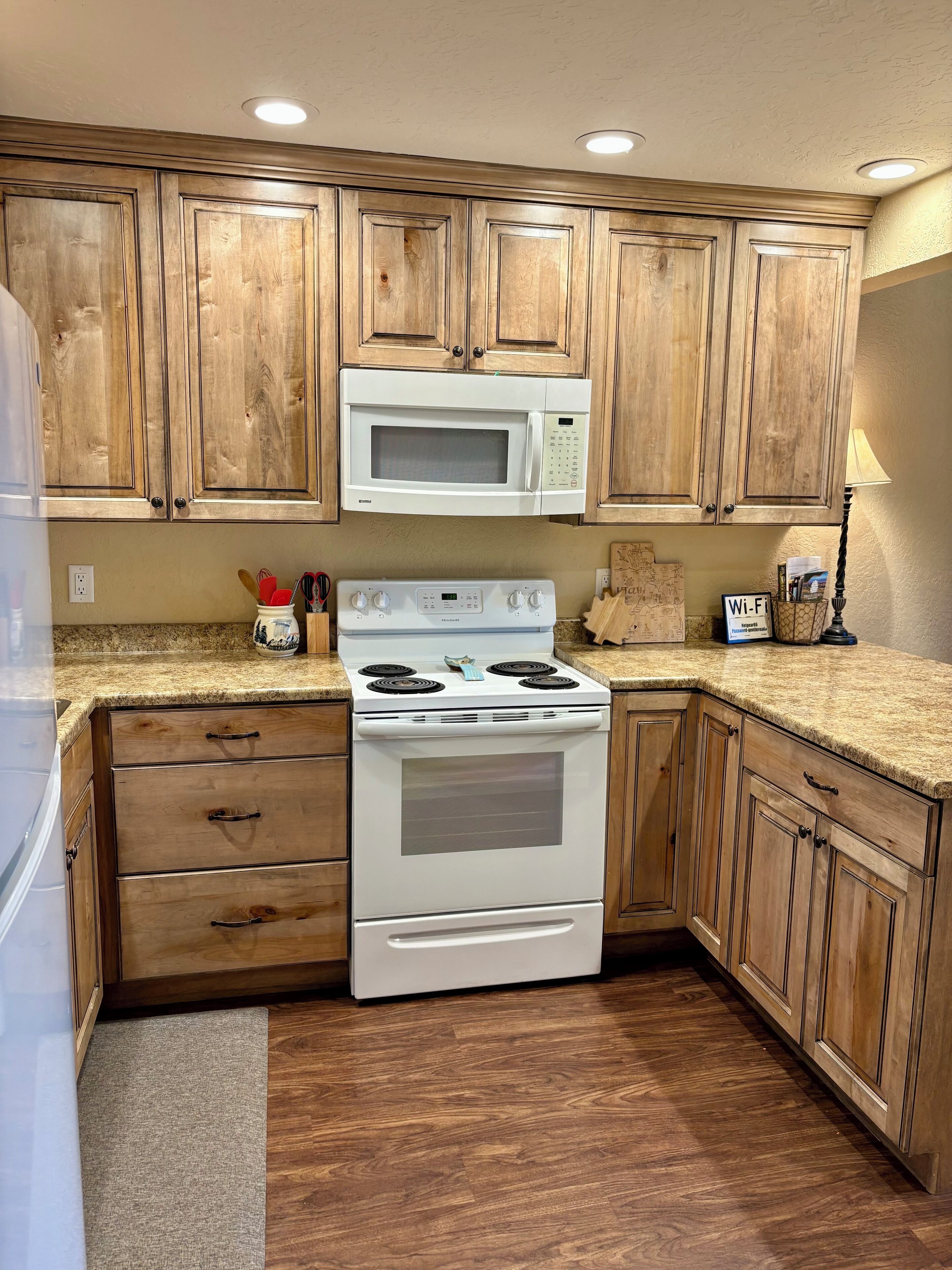 Refrigerador, microondas, horno y parrilla de estufa 